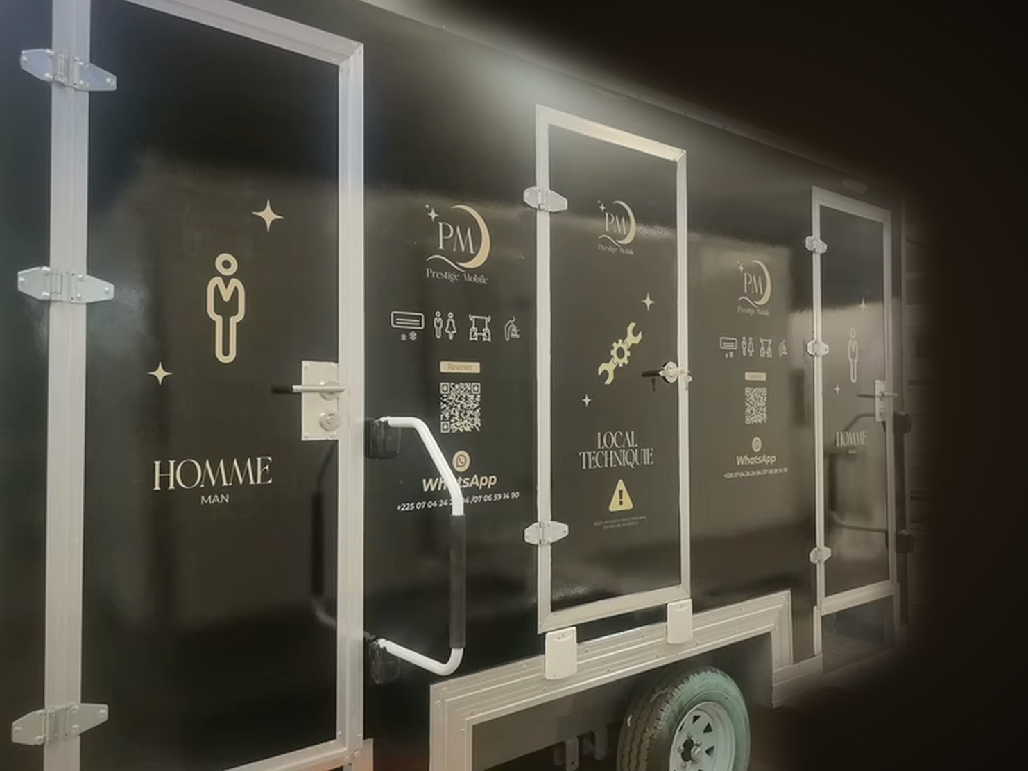 Flanc hommes de la Prestige Elite : deux portes de cabines et la porte du local technique, carrosserie noire et encadrements aluminium.