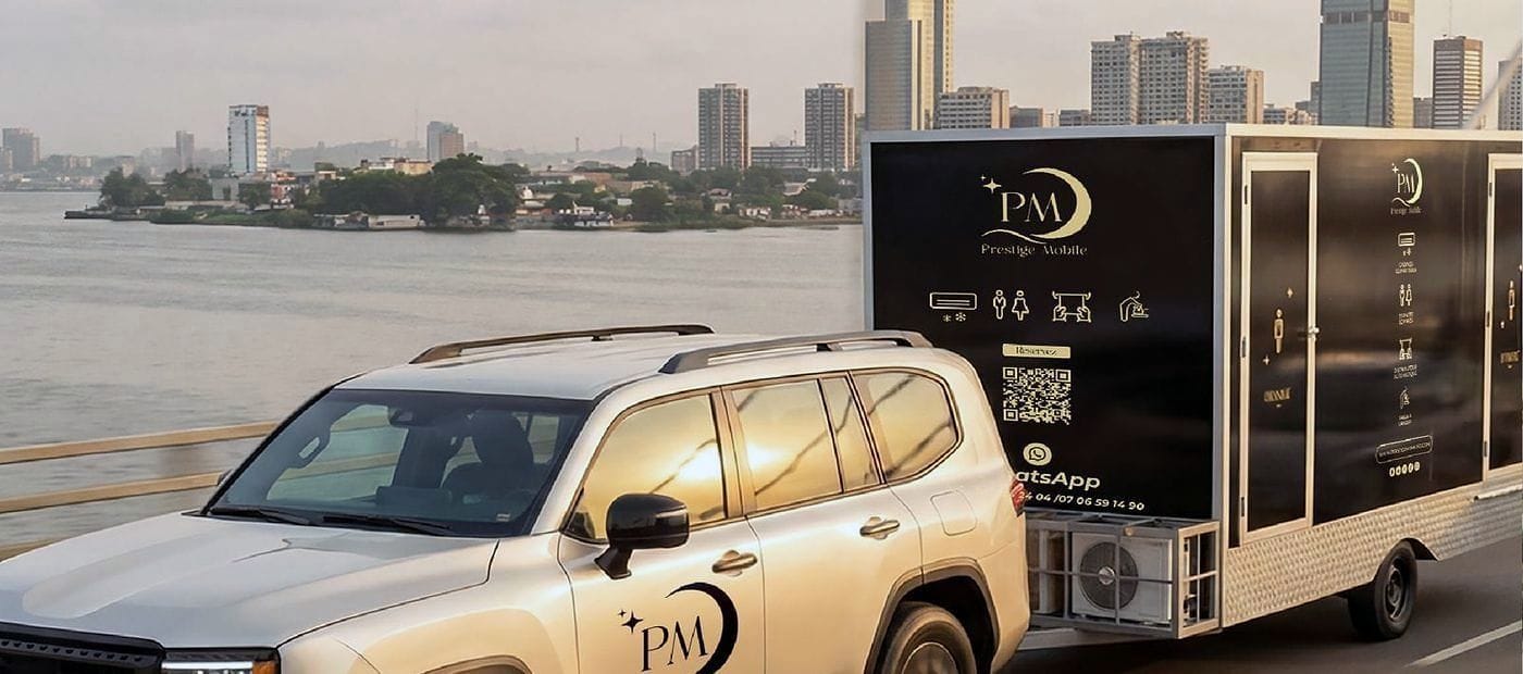 Véhicule tracteur et remorque Prestige Mobile sur un pont d'Abidjan.